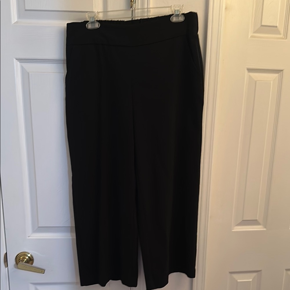 Candie’s Women's Black Cropped Pants Size Large